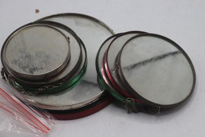 trois miroirs posés les uns sur les autres sur une table