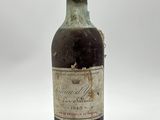 une bouteille de vin qui a été laissée sur la table