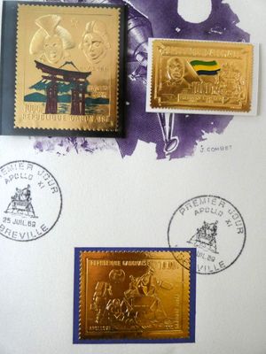 trois timbres différents sur une feuille de papier posée sur une table