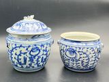 deux vases bleus et blancs placés l'un à côté de l'autre