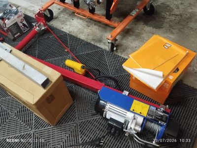 de nombreux types d'outils différents qui traînent par terre