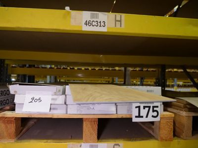 de nombreux cartons sur une palette dans un entrepôt