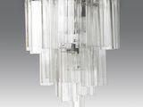 un gros plan sur un lustre en verre transparent