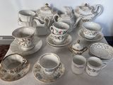 une table sur laquelle sont disposées de nombreuses tasses à thé et soucoupes