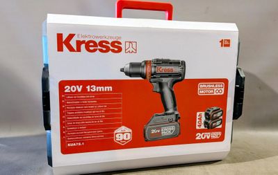 un gros plan d'une boîte contenant une perceuse sans fil