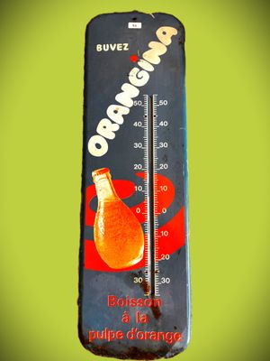 un thermomètre sur lequel figurent une orange et un thermomètre