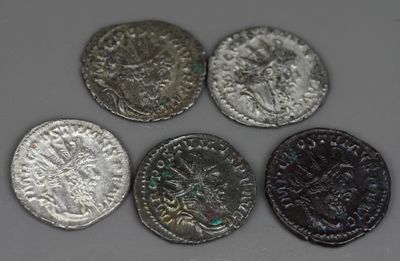 quatre types différents d'objets en argent et de pièces d'argent posés sur une table