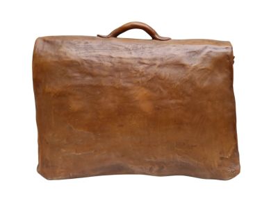 porte-documents en cuir marron sur fond blanc, avec une découpe au niveau de la poignée