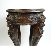 Sellette en bois foncé, posant sur 4 pieds, décor de mascaro… (photo 2)