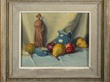 une photo représentant un tableau avec des fruits et une statue posés sur une table
