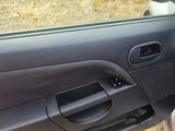 une photo d'une poignée de portière de voiture, dont la poignée est ouverte