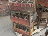 Plusieurs caisses en bois sont empilées les unes sur les autres sur une palette