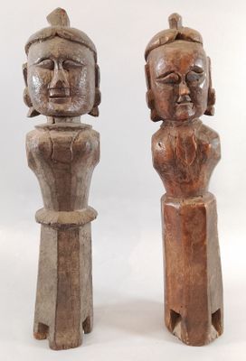 paire de personnages en bois sculpté représentant un homme et une femme