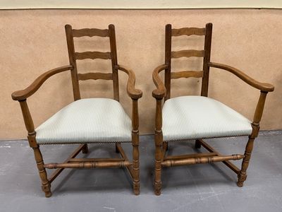 paire de chaises anciennes à dossier en échelle, avec coussins d'assise rembourrés