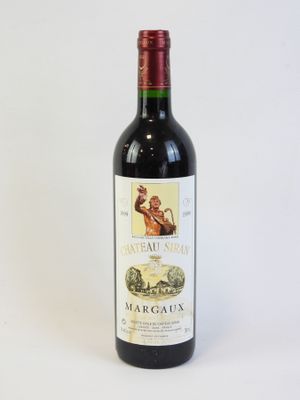 une bouteille de vin posée sur une table