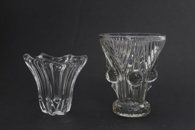 Réunion de 2 vases dont l'un en verre moulé à décor stylisé …