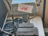 un ordinateur portable posé sur un bureau, à côté d'un clavier