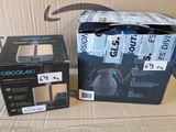 L'emballage d'un nouveau produit est présenté à côté d'une boîte en carton