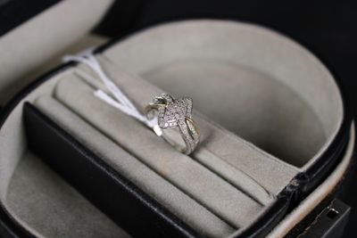une bague dans un écrin entouré d'un ruban