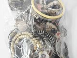 un sac contenant un assortiment de perles et de bracelets