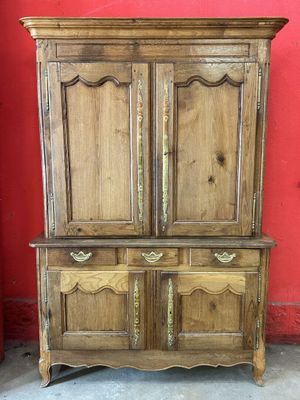 un vieux meuble en bois avec deux portes et deux tiroirs