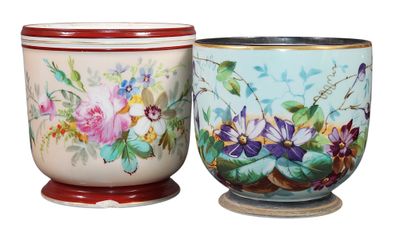 Suite de 2 CACHE-POTS en porcelaine polychrome et or à décor…