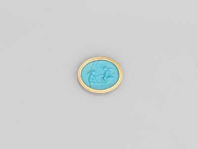 une bague en or avec une pierre bleue au centre