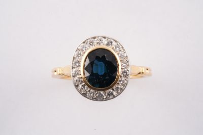 gros plan d'une bague en saphir bleu et diamant sur une surface blanche
