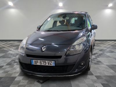 la photo d'une voiture garée dans un garage