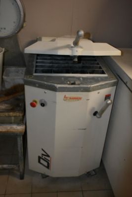 une machine qui se trouve dans le coin d'une pièce