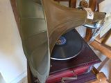un vieux gramophone posé sur une pile de livres