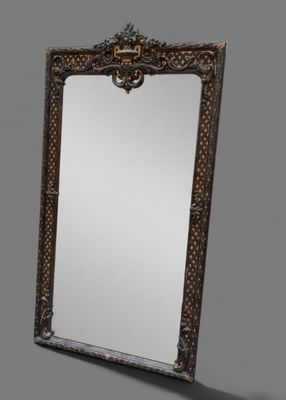 un miroir richement sculpté sur fond gris