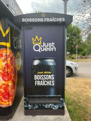 une poubelle sur laquelle est représentée une couronne