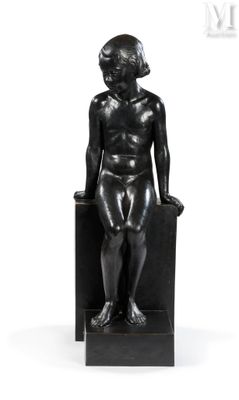 statue d'un garçon assis sur une caisse, les mains posées sur les genoux