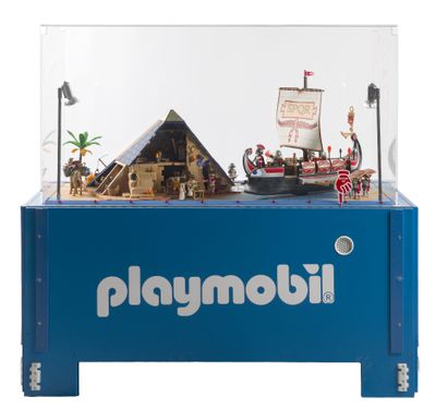 une vitrine contenant un bateau et un galion de pirates