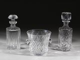 trois vases en verre posés l'un à côté de l'autre sur une table