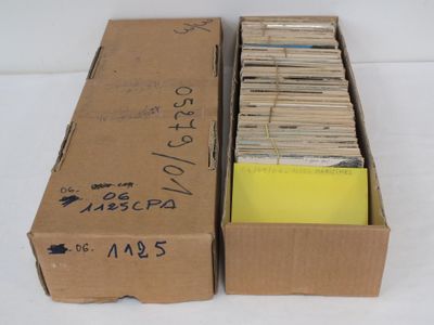 Deux cartons remplis de livres sont empilés l'un sur l'autre sur une table.