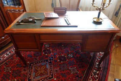 un bureau sur lequel est posée une lampe, dans une pièce