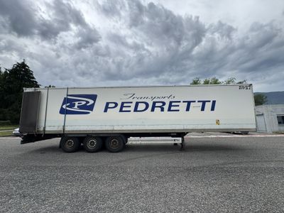 une photo d'un camion de livraison garé sur un parking