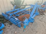 une machine bleue qui est posée dans la terre