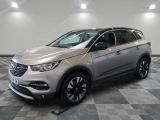 un SUV argenté garé dans un garage au sol carrelé