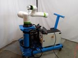un robot posé sur un chariot dans une pièce