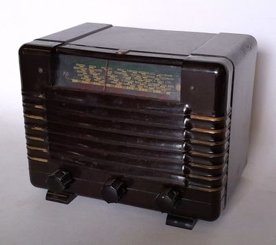 PHILIPS. Poste radio hollandais en bakelite noire, type A43U…