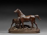 une image représentant une statue en bronze d'un cheval et d'un poulain
