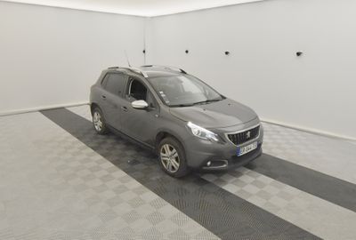 la voiture est garée dans le garage sur le sol en damier
