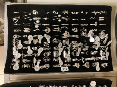 de nombreux types de bijoux exposés sur le mur