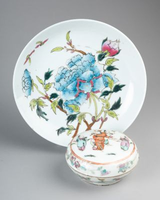 une assiette blanche ornée de fleurs bleues, posée à côté d'un petit bol
