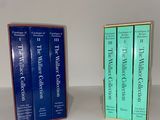 trois livres posés sur une table, l'une sur fond blanc et l'autre sur fond bleu