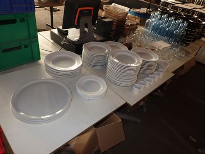 une table sur laquelle sont posées de nombreuses assiettes et tasses
