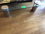 une table basse en verre avec un plateau en verre et un piètement en métal